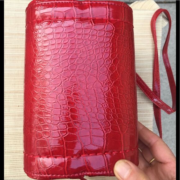 Sei red faux crocodile skin purse, brand new, gold hardware, beautiful, 5x7.5 in - Picture 5 of 8